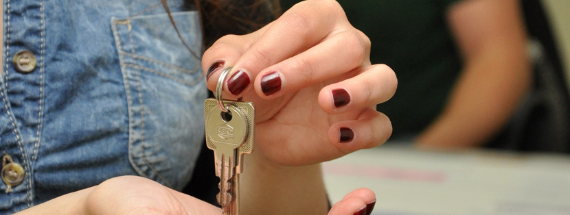 Foto: Hand mit Zimmerschlüssel